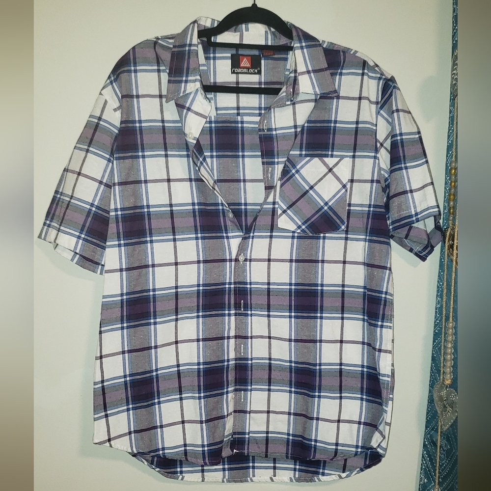 Mens short sleeve plaid shirt. Size XL. Brand Roadblock.